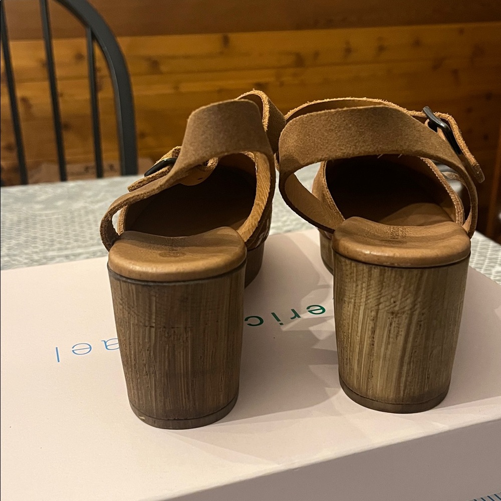 Comfortable suede clogs with platform block heels! Color is cognac. Size 37 - Picture 4 of 4